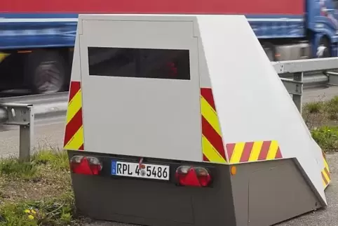 Ein Fall für den rheinland-pfälzischen Verfassungsgerichtshof: Blitzer-Anhänger der Polizei.