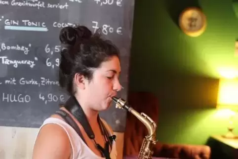 Judith Köhrer am Altsaxofon beim Soundcheck vor einem Gig mit der Köhrer-Connection in der „Tante Betty Bar“ in Nürnberg.