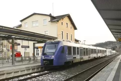 Der Regionalexpress RE 17 von Kaiserslautern über Rockenhausen (Foto) nach Koblenz fährt auf der Alsenzbahn zusätzlich zu den im