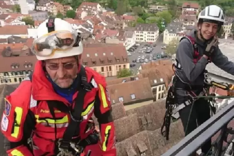 Schwindelfrei: Peter Breitner (links) bei einer Höhenrettungsübung auf dem Turm der Neustadter Stiftskirche.
