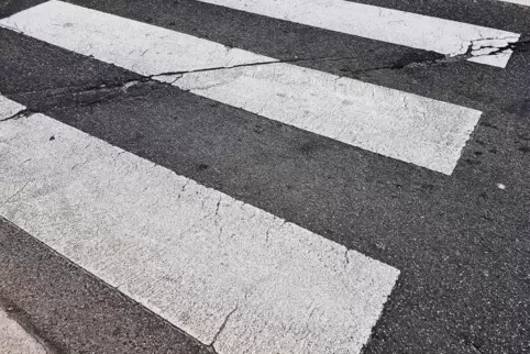 Auf dem Zebrastreifen wurde in Worms eine Seniorin angefahren und schwer verletzt. 