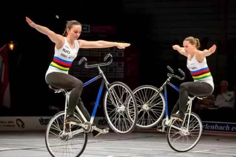 Im Trikot der Weltmeisterinnen: Lena (rechts) und Lisa Bringsken.