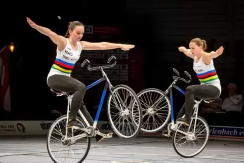 Im Trikot der Weltmeisterinnen: Lena (rechts) und Lisa Bringsken.