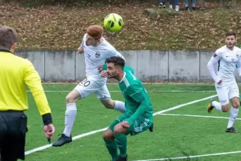 Szene aus dem Spiel des FC Bienwald (weiß) in Altleiningen.