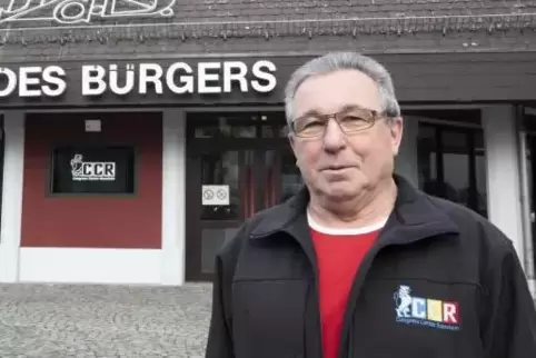 Udo Bock vor seiner alten und gerade wieder neuen Wirkungsstätte, die früher als Haus des Bürgers bekannt war.