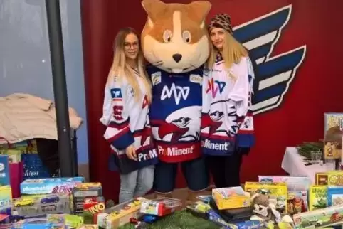 Machten schon reiche Beute für eine gute Sache: Adler-Maskottchen Udo, Mark Katics Lebensgefährtin Niki (links) und Björn Krupps