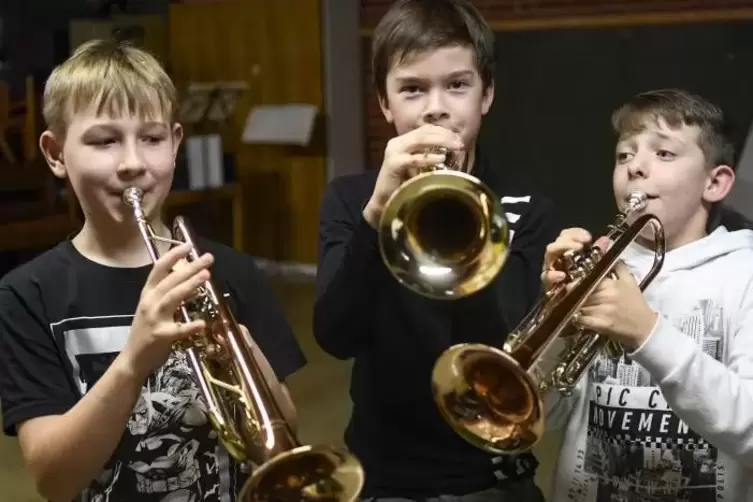 Großes Talent bescheinigt der Trompetenlehrer Daniel, Christoph und Leon (von links).