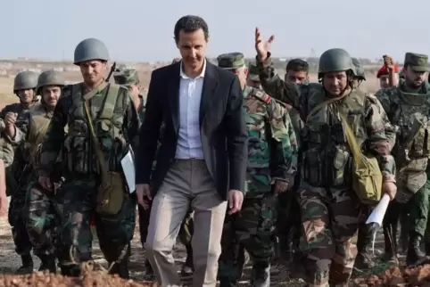 Ein Bild der syrischen Staatspropaganda vom 22. Oktober: Präsident Baschar al-Assad vauf Truppenbesuch in der Provinz Idlib, wo 