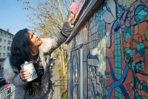 Die Künstlerin Isidora Paz-Lopez und ihr Werk.