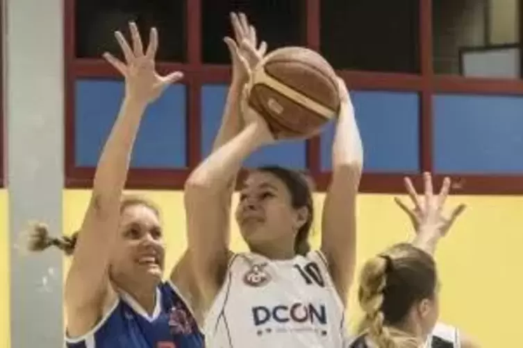 Lena Walter (Mitte) trug mit 13 Punkten zum Sieg der FCK-Basketballerinnen bei.