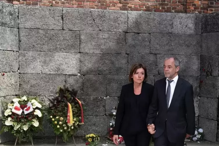 Auch die rheinland-pfälzische Ministerpräsidentin Malu Dreyer (hier 2015 mit ihrem Ehemann Klaus Jensen) hat das ehemalige KZ Au
