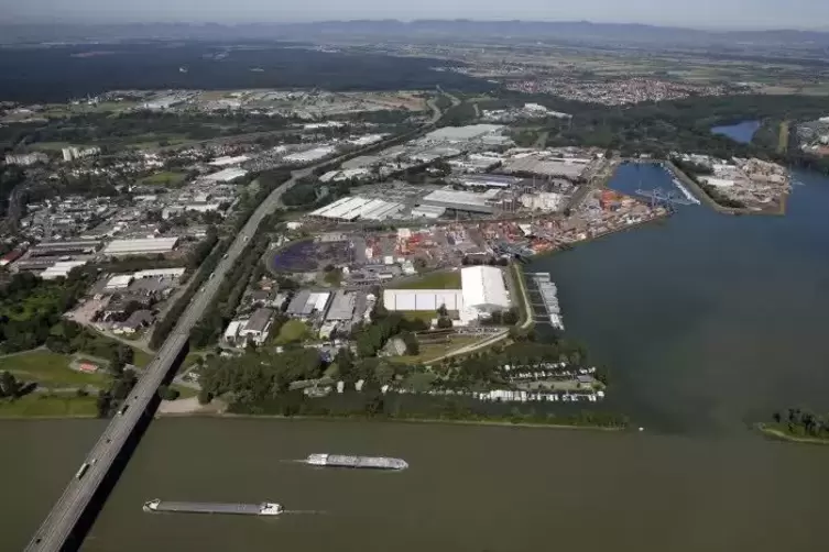 Die neue Glasfaserleitung soll bis ans Hafenbecken im Germersheimer Industriegebiet durchgezogen werden. Seitenstränge seien mög
