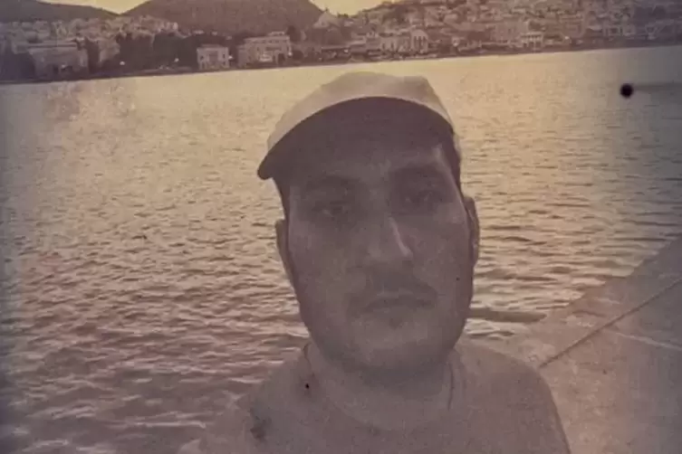 Malte S&auml;nger verarbeitet in seiner Serie &bdquo;Abdr&uuml;cke&ldquo; die auf Social Media Kan&auml;len gefundenen Handyfotos von Migranten.