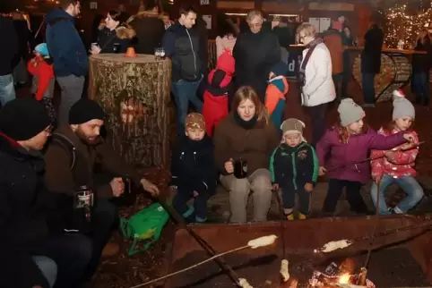 Rund ums Lagerfeuer: In Haßloch gab es am vergangenen Wochenende Stockbrot.