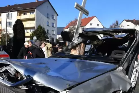 Ein schrottreifer Unfallwagen im Schulhof der BBS macht auf die Aktion der Polizei aufmerksam.