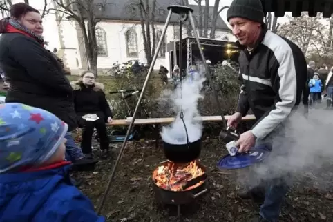 Mit Glühwein kennt er sich aus: Winfried Rogel am offenen Feuer in Aktion. Das Rezept für die genaue Mischung, die am Sonntag in