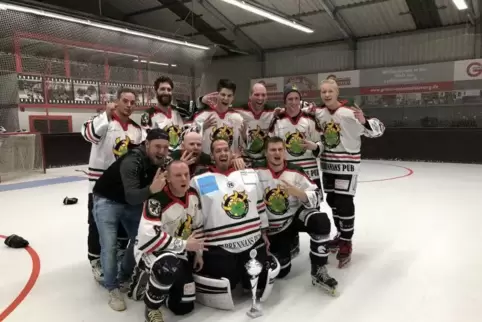 Der IHC Landau feiert sich nach dem letzten Play-off-Sieg: Meister in der Landesliga Baden-Württemberg.
