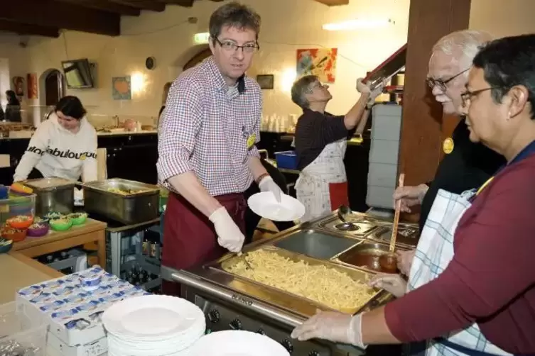 Helfer f&uuml;r einen Tag: RHEINPFALZ-Mitarbeiter Volker Endres sch&ouml;pft die Makkaroni auf die Teller.