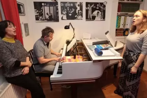 Denise Moser (rechts) nimmt Gesangsunterricht bei Sopranistin Elsbeth Reuter, am Klavier: Schulleiter Randolf Stöck