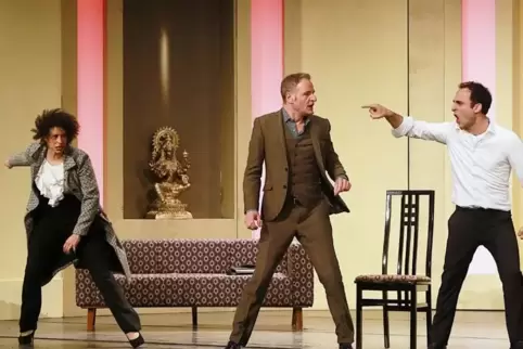 Sollte man die städtischen Abo-Reihen, die zum Beispiel Theaterstücke wie hier das Erfolgsstück „Geächtet“ von Ayad Akhtar in de