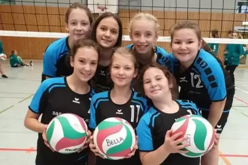 Stolze Gesichter: U14-Mädchen der TuS Alsenz, hinten von links: Lara Müller-Späth, Sophie Fröhlich, Anastasia Reuter-Leist, Leah