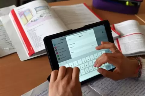 Tablets und andere elektronische Geräte müssen an Schulen auch gewartet werden.