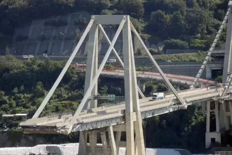 Zwei Jahre nach dem Einsturz soll die neue Brücke in Genua fertig sein.