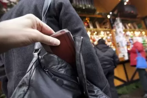 Auf Weihnachtsmärkten treiben auch Taschendiebe ihr Unwesen.