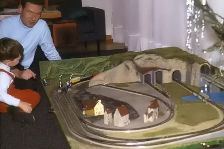 Peter und sein Papa testen an Heilgaband die neue elektrische Eisenbahn. Da waren die andere Geschenke noch verpackt ...