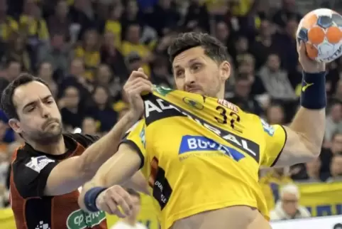 Bitteres 30:31: Alexander Petersson im Duell mit Christian Ugalde von der TSV Hannover-Burgdorf.