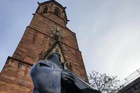 Martin Luther vor der Kirche auf dem Landauer Stiftsplatz. 