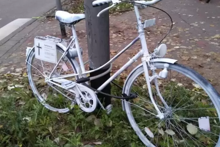 Mahnmal der BI Verkehrswende: Mit diesem weiß lackierten Fahrrad an der Kreuzung „Rauschendes Wasser“ gedenkt sie einer dort vor