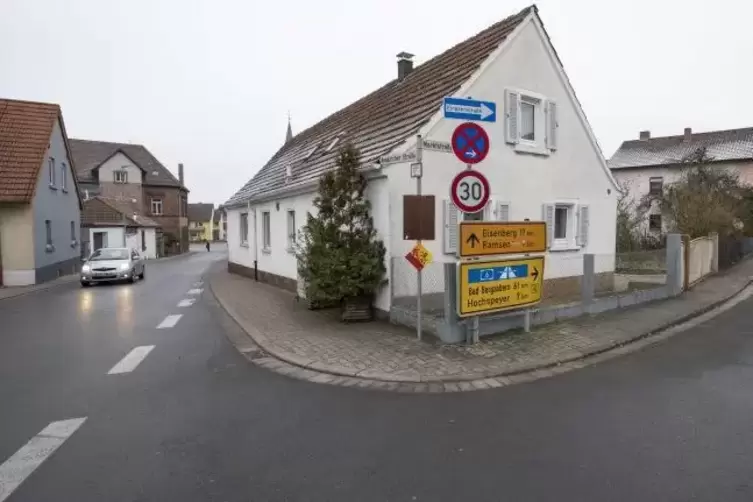 Noch immer steht in Enkenbach das Hinweisschild, das den Verkehr durch die Marktstraße und damit den Ortskern zur A6 leitet.