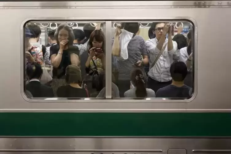 Leben in vollen Zügen: Japaner pendeln lange und dicht gedrängt.