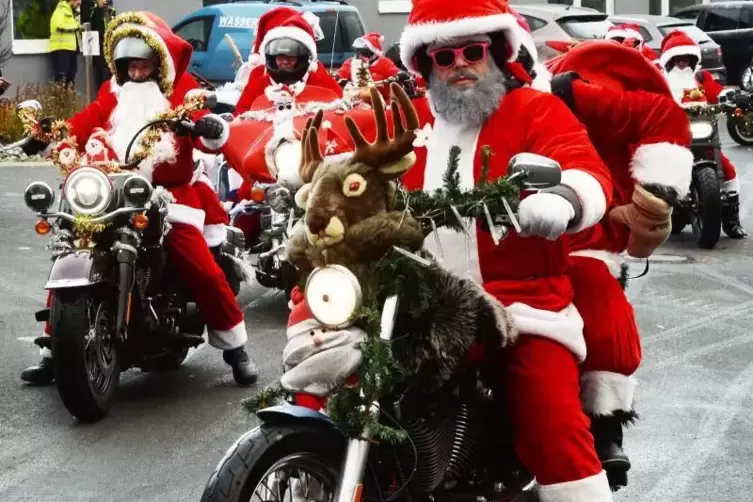 Die Nikoläuse auf ihrer Fahrt durch Kirrweiler.