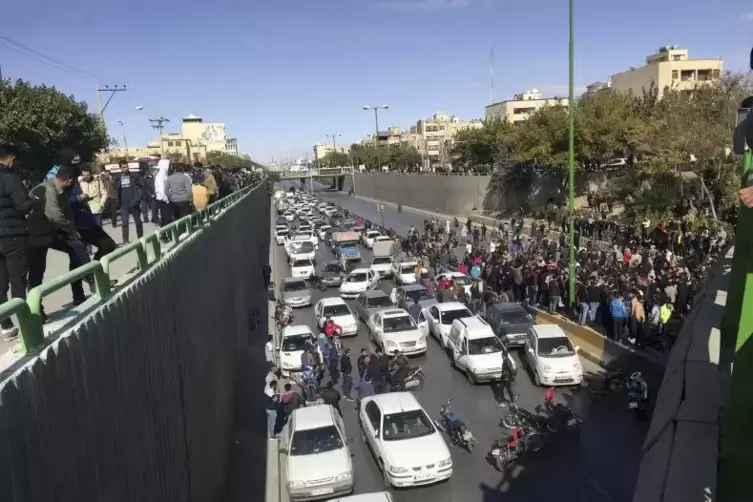 In Isfahan (Foto) und anderen Städten in Iran blockierten Autofahrer aus Protest gegen Benzinpreiserhöhungen Autobahnen.