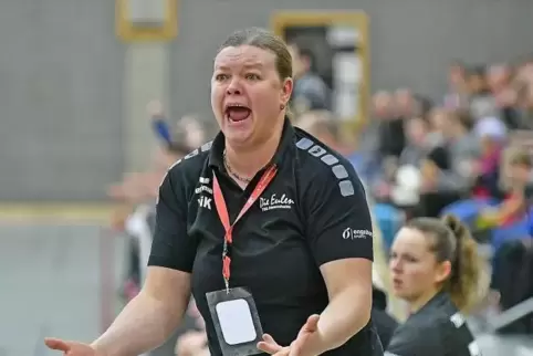 Viktorya Kühn, die Trainerin der TSG Friesenheim, gibt alles an der Seitenlinie. Einsatz erwartet sie auch von ihren Spielerinne