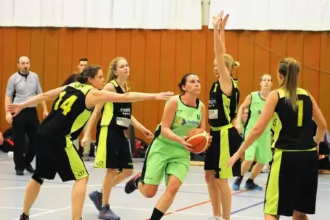 Nur in der Außenseiterrolle: TVD-Spielertrainerin Melanie Schütz (hier mit dem Ball) und ihr Team beim TV Oppenheim.