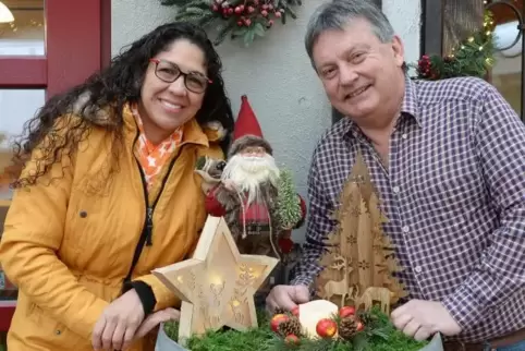 Txepi Ruiz und Kurt Wille bereiten den Gimmeldinger Weihnachtsmarkt vor.