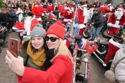 Selfie mit den Nikoläusen: „Riding-Santas“-Station am Altpörtel.