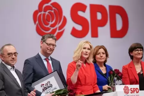 Das scheidende Führungstrio umrahmt von der neuen Doppelspitze der SPD (von links): Norbert Walter-Borjans, Thorsten Schäfer-Güm
