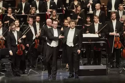Jochen Rieder (vorne links) mit Jonas Kaufmann und dem Sinfonieorchester Basel in Baden-Baden.