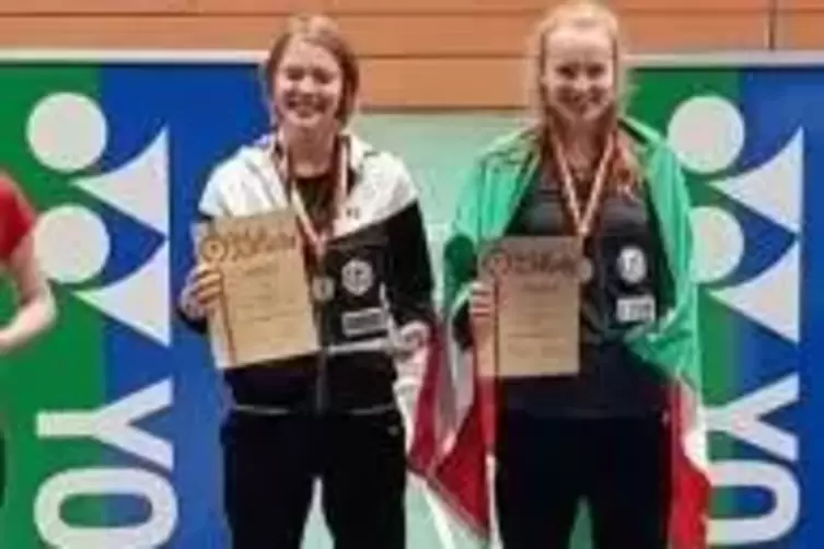 Deutsche Meisterin der U19: Emma Moszczynski (links, daneben ihre Doppelpartnerin Leona Michalski aus Hamburg).