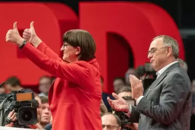 Sie sind gewählt: Saskia Esken und Norbert Walter-Borjans auf dem Berliner Parteitag der SPD.