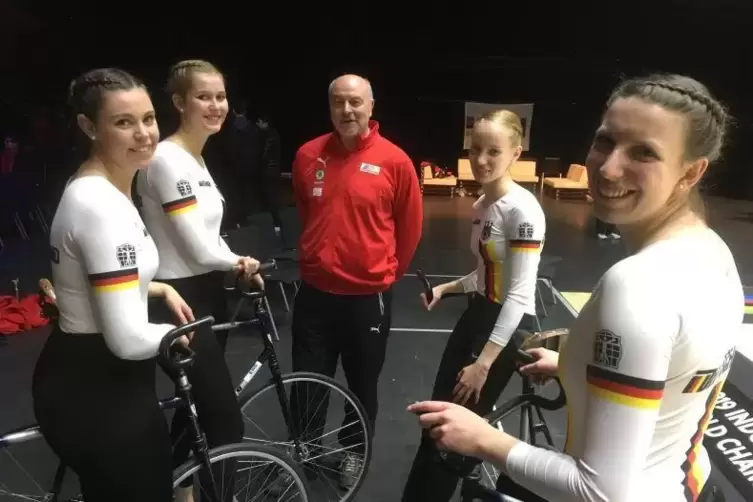 Das Wormser Erfolgsteam: (von links) Sabrina Born, Hannah Rohrwick, Trainer Jürgen Born, Annika Furch und Nora Erbenich. 