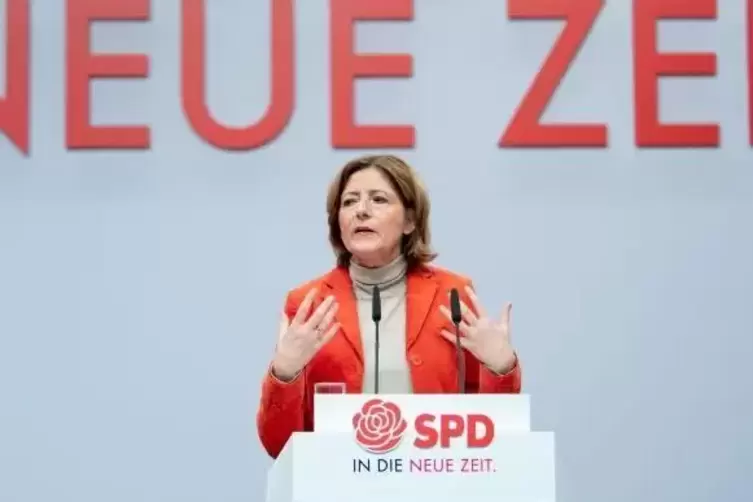 „Wir wollen Hartz IV hinter uns lassen“, bringt die rheinland-pfälzische Ministerpräsidentin Malu Dreyer beim Parteitag in Berli