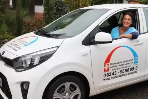 Anita Halde-Müller unterwegs im weißen Auto der Ökumenischen Sozialstation.