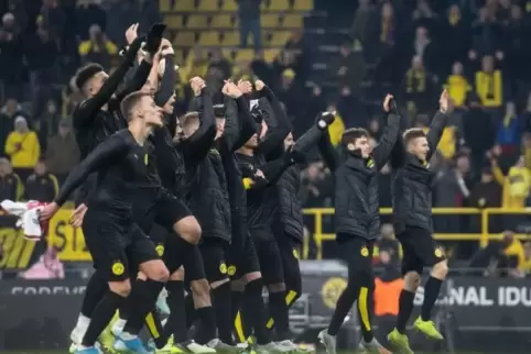 La Ola vor der Südtribüne: Dortmunds Sieger feiern den klaren Erfolg.
