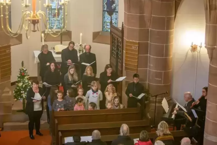 Der kleine Chor um Jean Philipp Chey als Evangelist (vor dem Chor rechts) sang die Weihnachtshistoria, die Battweiler Kids dazwi
