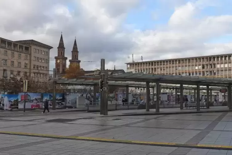 Aktuell verwaist: Blick auf die Haltestelle am Berliner Platz. Busse und Bahnen fahren hier wegen der Sperrungen rund um die Hoc